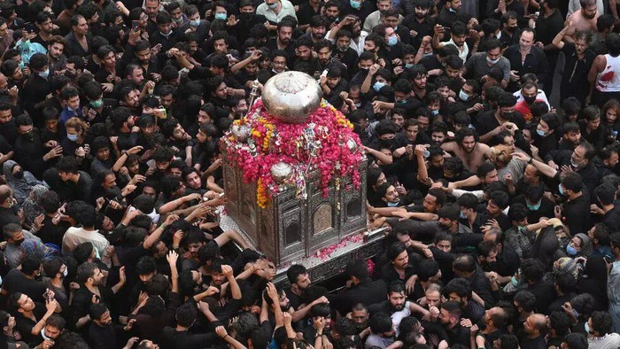 Ribuan Orang di Pakistan Hadiri Acara Keagamaan, Banyak yang Tanpa Masker