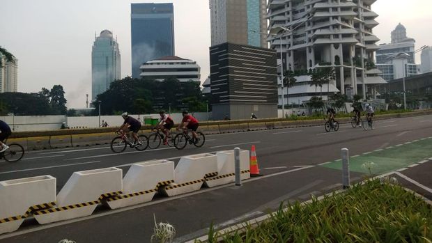 Sejumlah Pesepeda di Sudirman-Thamrin Keluar Jalur Gowes Pagi Ini