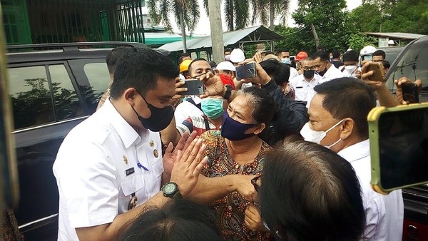 Walkot Bobby Diteriaki 'Gubernur' Saat Temui Pedagang Eks Pajak Aksara
