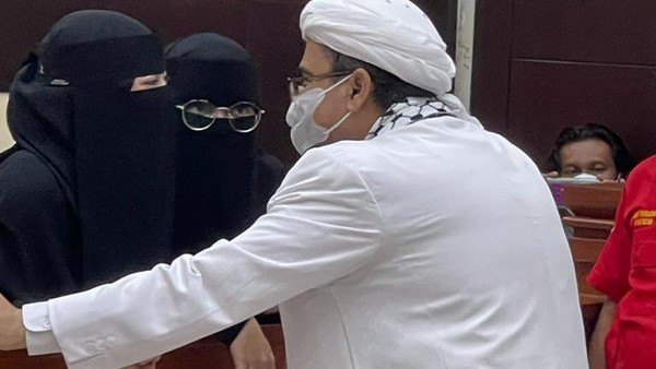 Habib Rizieq Pakai Atribut Palestina di Sidang, Hakim Minta Dicopot