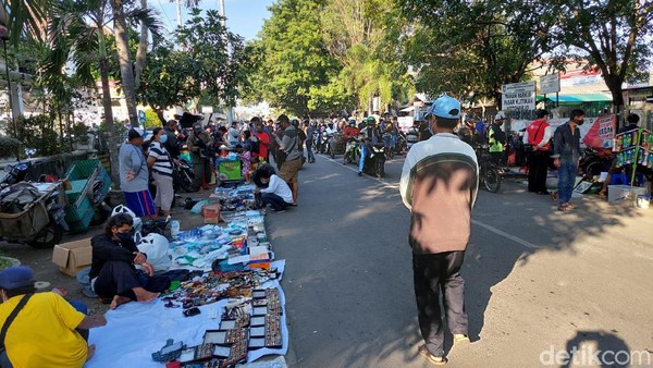 Pasar Klitikan Solo Tutup, Pedagang Nekat Jualan - Hadang Satpol PP