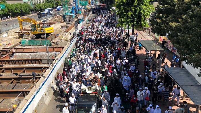 Tolak Dibubarkan, Massa Reuni 212 Tetap Bertahan di Jalan MH Thamrin!