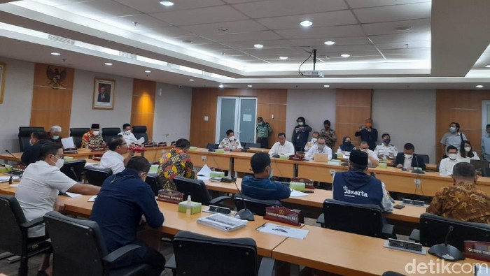 Anggota DPRD DKI Ancam Buka Video Direksi TransJ Nonton Striptis ke Anies