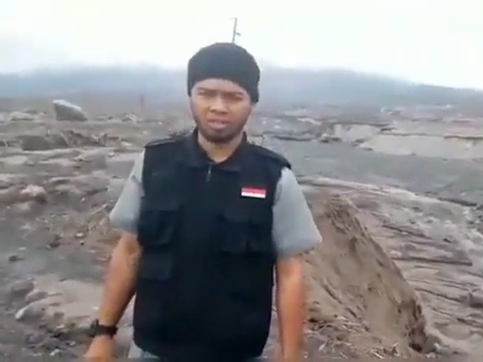  Siapa Pria Penendang Sesajen di Lokasi Erupsi Semeru?