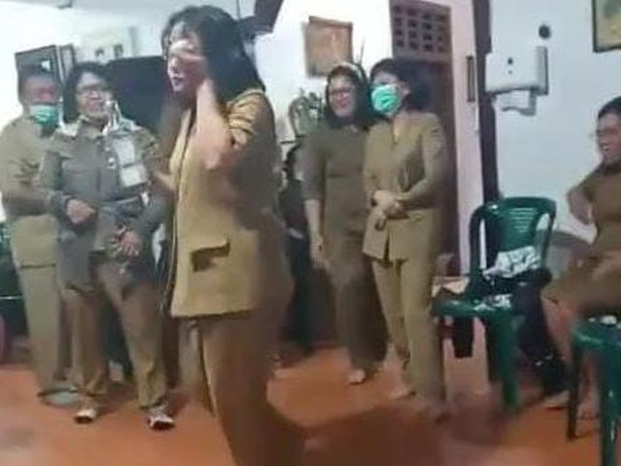 PNS Joget Sambil Tenggak Miras Saat Hadiri Ultah Kadinkes Humbahas