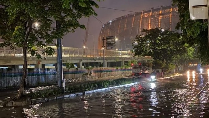 Duh, Jalan Depan Stadion JIS Sempat Tergenang