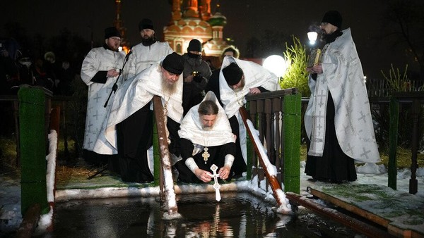 Tradisi Unik Rusia : Berendam Air Es Rayakan Hari Epiphany