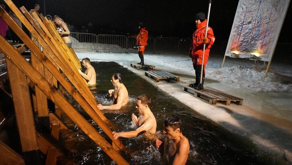 Tradisi Unik Rusia : Berendam Air Es Rayakan Hari Epiphany