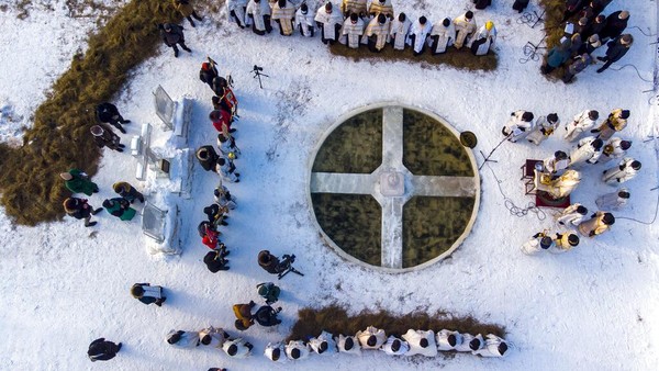 Tradisi Unik Rusia : Berendam Air Es Rayakan Hari Epiphany