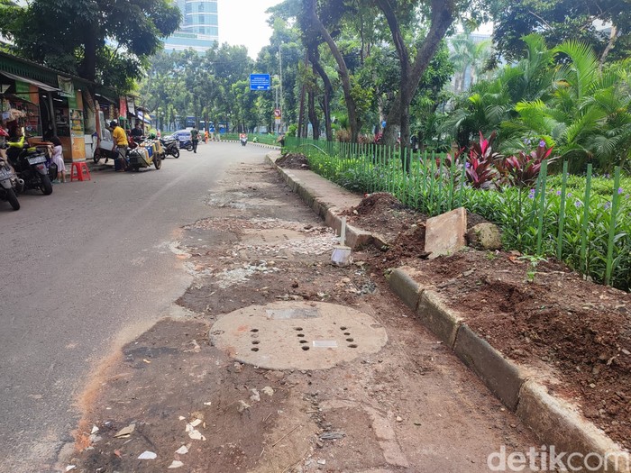 Lubang Kerusakan Sumur Resapan di Kuningan Jaksel Diuruk Tanah