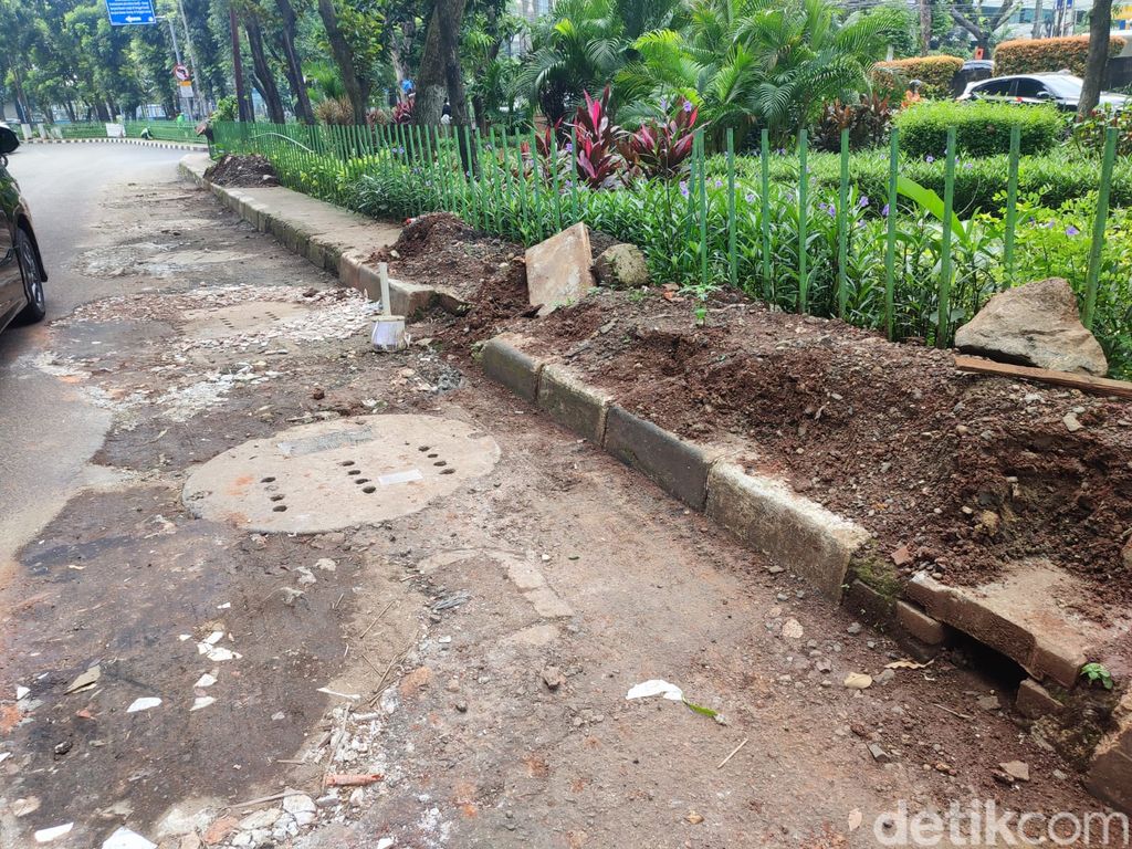 Lubang Kerusakan Sumur Resapan di Kuningan Jaksel Diuruk Tanah