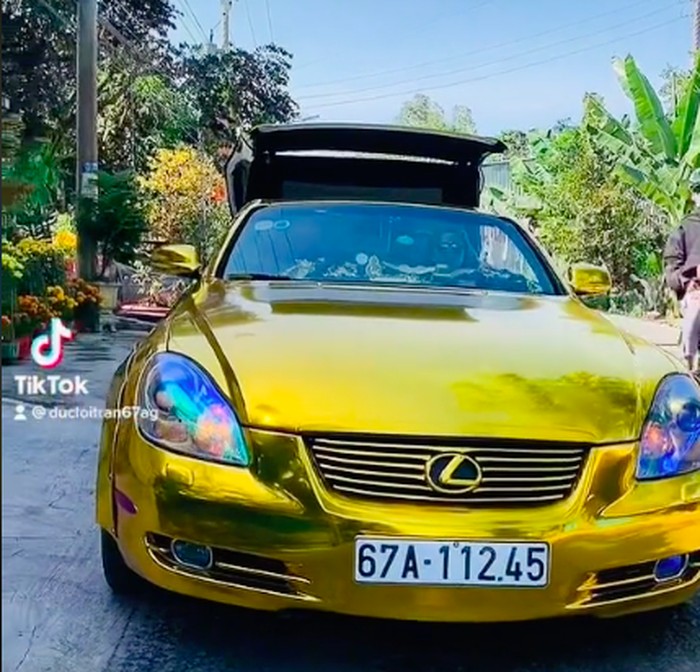 Sukses Jualan Kadal Pengusaha Ini Lapisi Lexus dan Motor dengan Emas