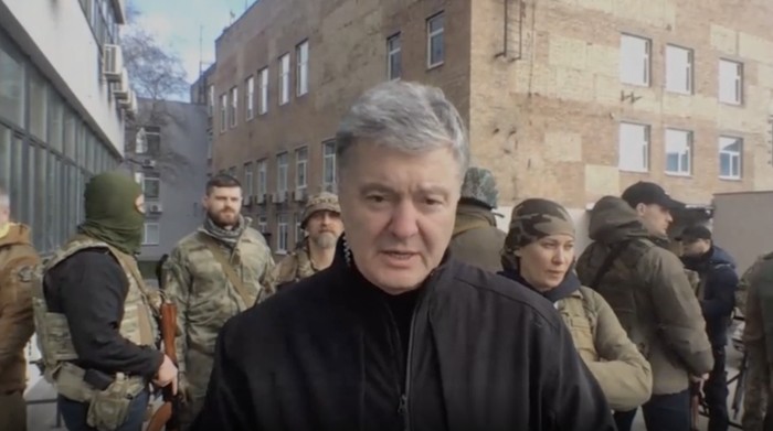 eks-presiden-ukraina-tenteng-kalashnikov-di-jalanan-sebut-putin-gila