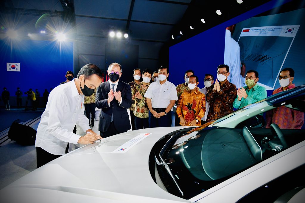 Tesla Telepon Mau Investasi di Indonesia, Luhut: Eits...Nanti Dulu
