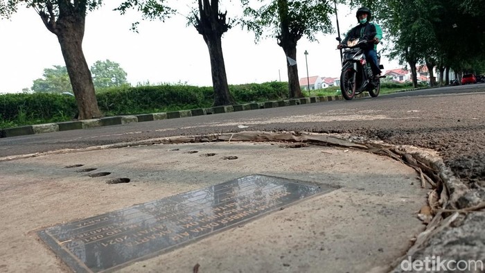 Duh... Sumur Resapan di Cipinang Indah Jaktim Bikin Jalan Rusak