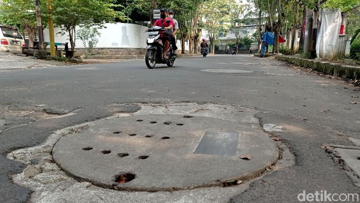 Duh... Sumur Resapan di Cipinang Indah Jaktim Bikin Jalan Rusak