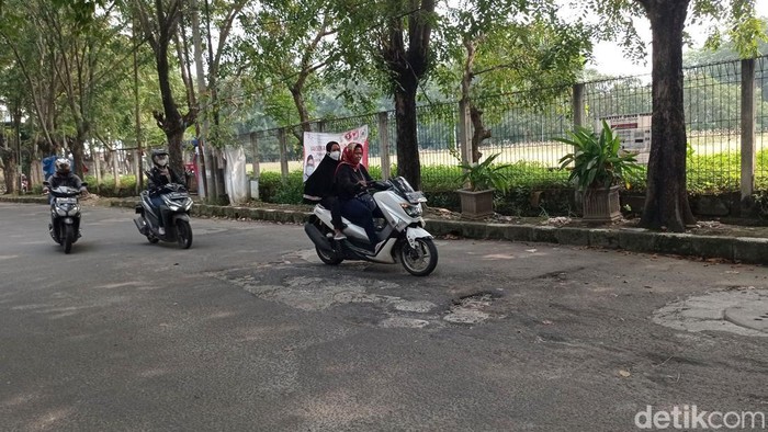 Duh... Sumur Resapan di Cipinang Indah Jaktim Bikin Jalan Rusak