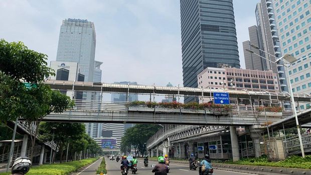 Cerita Penumpang TransJakarta Kebasahan Gegara Atap JPO Dukuh Atas Bolong