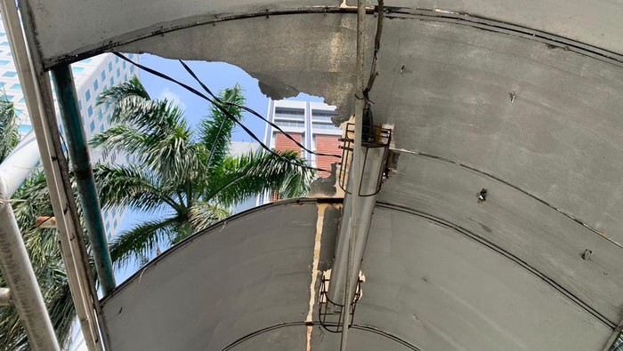 Cerita Penumpang TransJakarta Kebasahan Gegara Atap JPO Dukuh Atas Bolong
