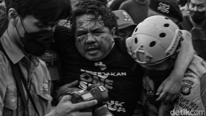 Kesaksian Saat Ade Armando Dipukuli: Pengeroyok Teriak Penista Agama