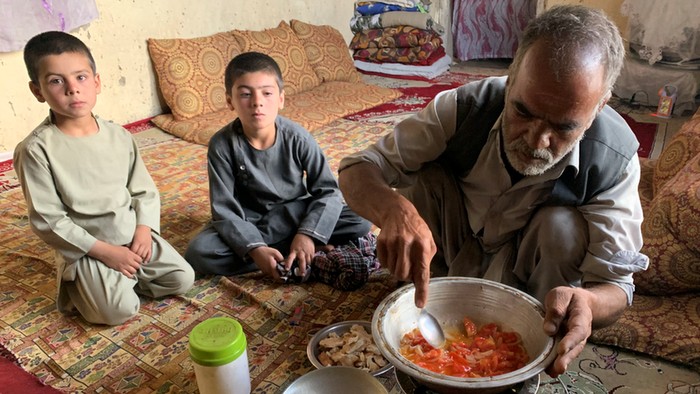 sisa-roti-basi-buat-rakyat-afghanistan-bertahan-hidup-di-bawah-taliban