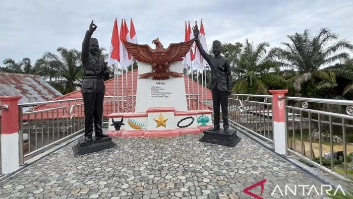 Warga Sumbar Bangun Monumen Patung Sukarno dan Jokowi di Halaman Rumah