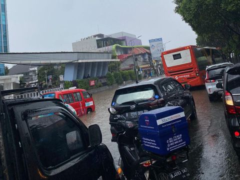 Jalan TB Simatupang Arah Pondok Indah Banjir, Mobil Tak Bisa Lewat!