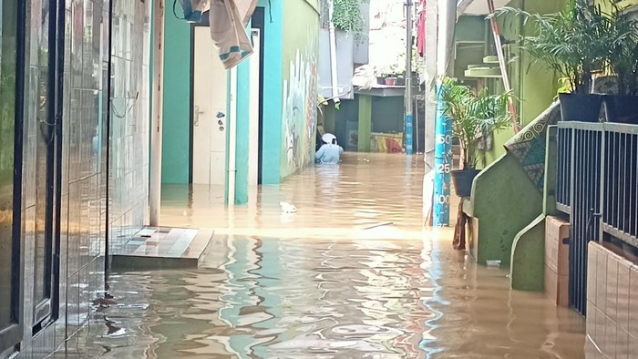 Air Sempat Surut, Kebon Pala Jaktim Kembali Banjir Setinggi 1 Meter