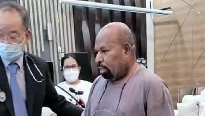 Lukas Enembe Datangkan Tim Dokter Singapura, Bayarnya Pakai APBD