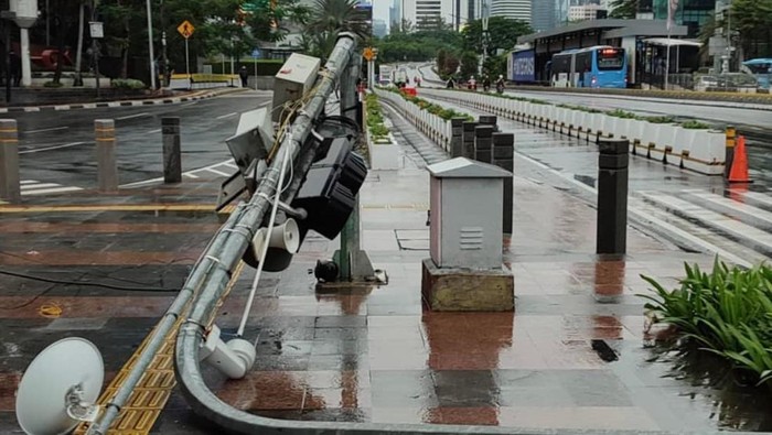 Tiang Rambu Pelican Crossing di Sudirman Roboh, Diduga Sudah Keropos