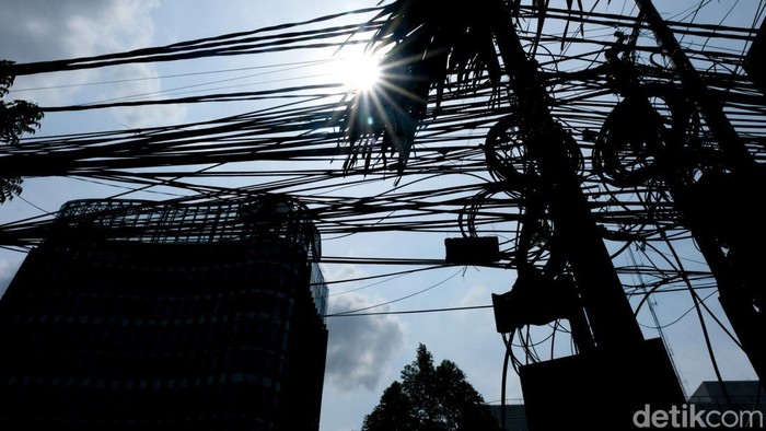 Pemprov DKI Targetkan Trotoar di Jakarta Bebas Kabel Semrawut 5 Tahun Lagi