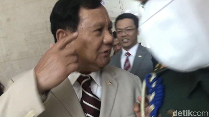 Prabowo Tunjuk-tunjuk Rambutnya saat Respons 'Pemimpin Rambut Putih'