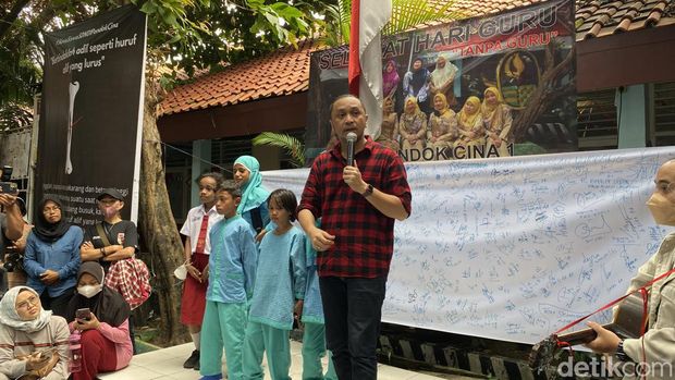 Giring Temui Siswa SDN Pocin 1 yang Bakal Digusur Pemkot Depok