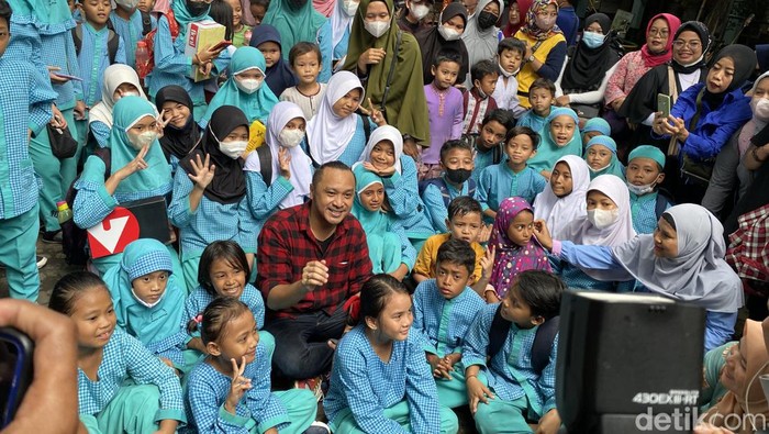 Giring Temui Siswa SDN Pocin 1 yang Bakal Digusur Pemkot Depok