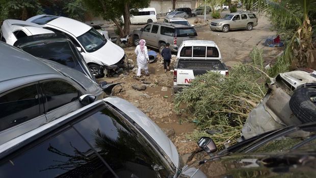Viral Banjir Bandang Mekah, Mobil Terseret-Numpuk bak Gunung