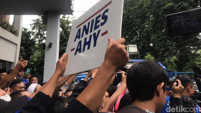 poster-anies-ahy-di-dpp-demokrat-dan-momen-kompak-duet--cinta-luar-biasa