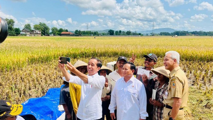 Momen Penuh Tawa, Jokowi Selfie Bareng Prabowo dan Ganjar di Kebumen