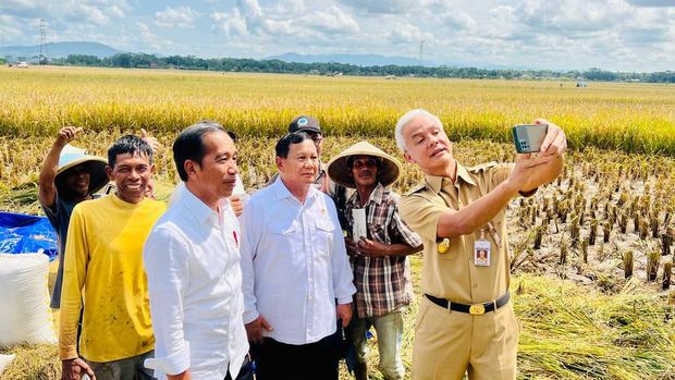 Momen Penuh Tawa, Jokowi Selfie Bareng Prabowo dan Ganjar di Kebumen