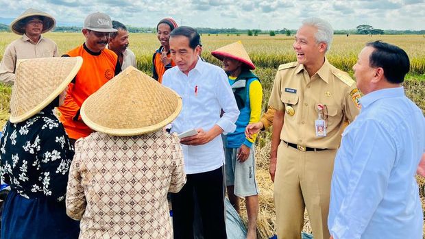 Momen Penuh Tawa, Jokowi Selfie Bareng Prabowo dan Ganjar di Kebumen