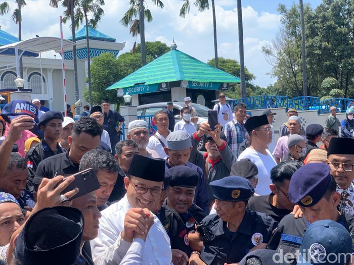 Dielukan Jemaah Masjid Al Akbar, Anies: Surabaya Kota Asal Keluarga Kami