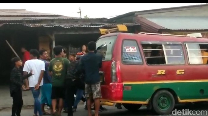 Sejumlah Pemuda Serang Angkot di Medan, Warga Ditikam