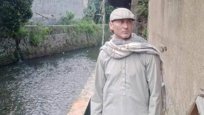 Profil Bule yang Ludahi Imam Masjid: Ngaku Muslim-Pengembang Game