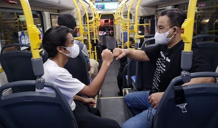 Anies Baswedan Unggah Foto Naik Bus Listrik, Caption-nya Jadi Sorotan