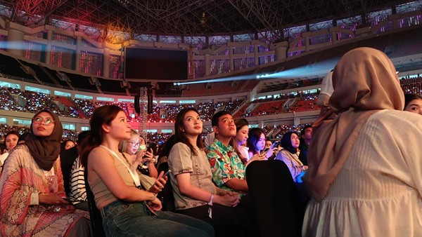 momen-gibran-rakabuming-dan-selvi-nonton-bareng-gda-2024-di-jis