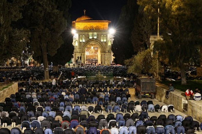 Teganya! Polisi Israel Pukuli Warga Palestina yang Hendak Tarawih di Al-Aqsa