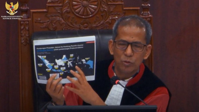 Hakim MK Saldi Tunjukkan Peta Presiden Bagi-bagi Bansos dalam Sidang MK