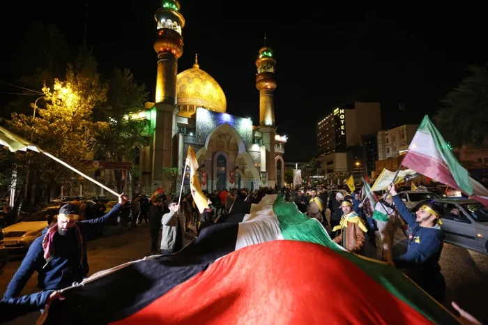 Warga Iran di Tehran Rayakan Serangan Balasan ke Israel