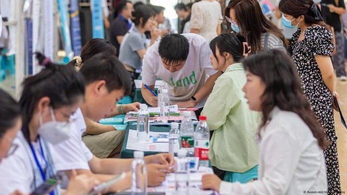 Ekonomi Melemah, Anak Muda di China Cari Pekerjaan Alternatif