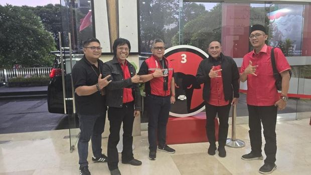 Bendera PDIP Berkibar di Posko Usai Edy Rahmayadi Salam Metal Bareng Hasto