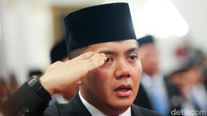 Kenaikan Pangkat Seskab Teddy Tuai Kritikan
